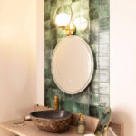 Applique murale dorée en métal avec globe en verre opalin rond