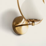 Applique murale métal finition laiton avec globe en verre opalin, support mural circulaire