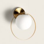 Applique murale globe en verre opalin blanc avec anneau et support métal doré
