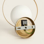 Applique murale en métal doré et globe en verre blanc, vue du support de fixation et bornier électrique