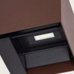 Applique murale extérieure LED en aluminium marron, finition texturée, forme cubique avec module rectangulaire