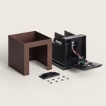 Applique murale extérieure cubique en aluminium brun, finition mate, démontée montrant boîtier intérieur et câblage