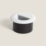 Balise encastrable murale ronde avec collerette blanche et corps noir cylindrique, ouverture d'éclairage triangulaire