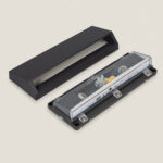 Balise murale rectangulaire anthracite avec lentille transparente et module LED, montage en saillie