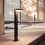 Balise extérieure LED noire en aluminium, colonne carrée avec tête ronde diffuseur, fixation au sol