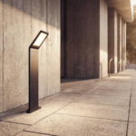 Balise sur pied noire en aluminium, tête rectangulaire inclinée, fixation en saillie, design moderne pour éclairage extérieur