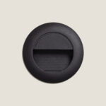 Balise murale encastrable ronde noire avec ouverture horizontale et diffuseur ligné, finition mate