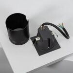 Balise murale encastrable, boîtier cylindrique gris foncé, support de fixation et câble électrique