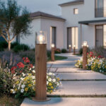 Balise sur pied cylindrique aspect bois, diffuseur en verre transparent pour éclairage de chemin