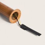 Balise sur pied cylindrique en bois clair fond ouvert avec câbles et platine de fixation métallique noire