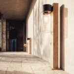 Balise sur pied en bois avec lanterne cylindrique en verre et abat-jour métal noir