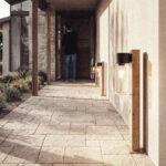 Balise extérieure sur pied 50 cm, tige bois clair et diffuseur en verre transparent