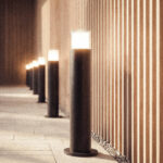 Balise extérieure cylindrique aluminium noir mat diffuseur lumineux en partie supérieure fixation sur pied