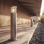 Balise sur pied acier inoxydable cylindrique finition brossée diffuseur à lamelles pour éclairage extérieur