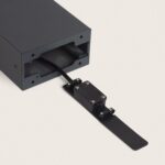 Balise sur pied aluminium anthracite avec sortie de câble et boîtier de connexion visible