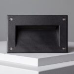 Balise encastrable murale noire rectangulaire en métal avec intérieur nervuré et vis apparentes