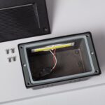 Balise LED encastrable murale noire rectangulaire, boîtier ouvert avec module LED et câblage visible