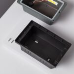 Boîtier encastrable noir en plastique pour balise murale, ouvert, avec vis de fixation