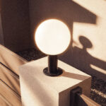 Balise muret globe opalin blanc, socle aluminium noir, fixation directe sur muret