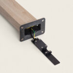 Balise sur pied aluminium brun clair 100 cm, base avec plaque de fixation et câblage visible