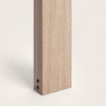 Balise sur pied rectangulaire finition bois clair, vis apparentes à la base