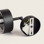 Applique murale extérieure noire en métal avec abat-jour cylindrique en verre, support de fixation visible