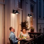 Applique murale extérieure noire en métal avec abat-jour en verre transparent, éclairage vers le bas