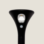 Balise sur piquet noire avec panneau LED et capteur de présence PIR