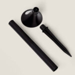 Balise sur piquet noire en plastique avec piquet, tube et embout conique pour fixation