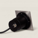 Spot encastrable au sol noir corps cylindrique avec platine carrée inox brossé