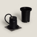 Spot encastrable au sol noir, corps cylindrique et platine carrée, compatible GU10