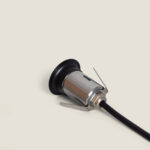 Spot encastrable de sol cylindrique en acier inoxydable avec collerette noire et câble d'alimentation