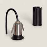 Spot encastrable de sol, corps métallique argenté avec bague noire et câble flexible