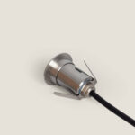 Spot encastrable au sol métallique chromé avec pattes de fixation et câble d'alimentation