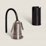 Spot encastrable de sol inox brossé cylindrique avec câble noir et manchon d'installation