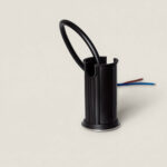 Boîtier cylindrique noir pour spot encastrable au sol avec câbles d'alimentation apparents