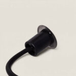 Spot encastrable au sol mini noir cylindrique, collerette plate et câble visible