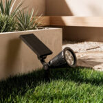 Spot LED solaire sur piquet noir, corps rainuré, panneau solaire orientable pour éclairage extérieur