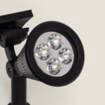 Spot LED solaire noir 4 LEDs sur piquet, tête orientable
