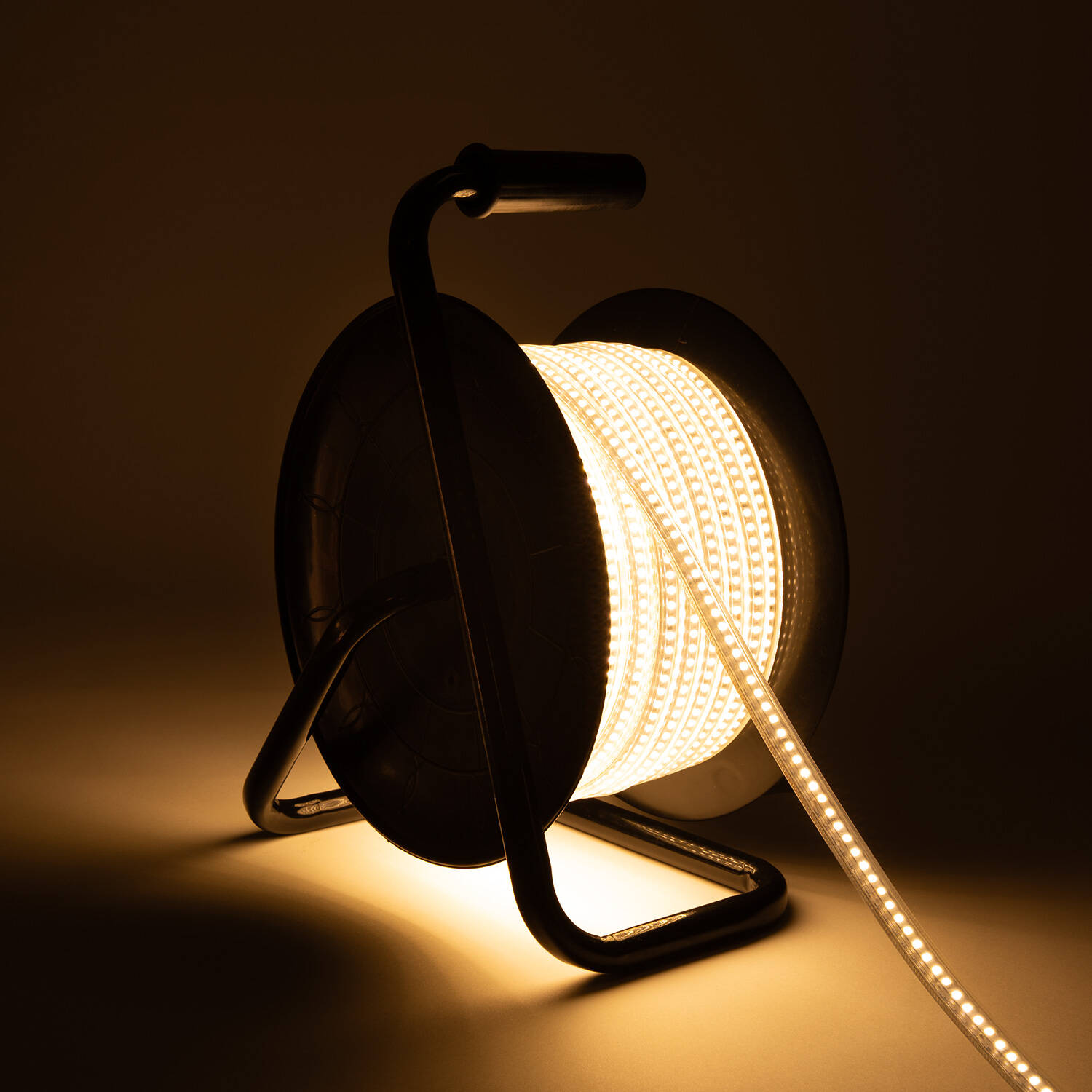 Ruban LED 220V avec Enrouleur de 25m 10 W/m 1000 lm/m IP65 pour Chantiers et Événements Blanc neutre 4000K Ruban LED 220V avec Enrouleur de 25m 10 W/m 1000 lm/m IP65 pour Chantiers et Événements Blanc neutre 4000K